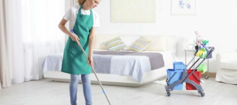 девушка убирает квартиру WHITE CLEAN